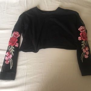 🌹Floral fishnet sleeve crop top 🌹